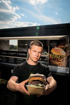 Barłomiej Zając z Bart Burgera zdecydował się na food trucka, ale myśli o własnej restauracji.