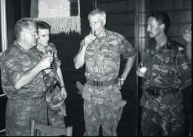 Spotkanie gen. Radko Mladicia (pierwszy z lewej) z dowódcą holenderskich sił UNPROFOR płk. Karremasem (w środku) 12 lipca 1995 r. tuż przed masakrą w Srebrenicy.