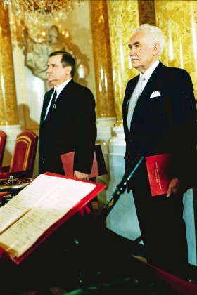 Zamek Królewski. Lech Wałęsa odbiera insygnia prezydentów II Rzeczpospolitej z rąk Ryszarda Kaczorowskiego