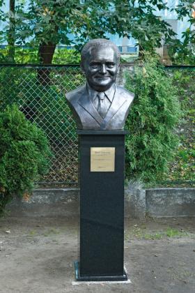 25 września na warszawskiej Saskiej Kępie stanął pomnik René Goscinnego.