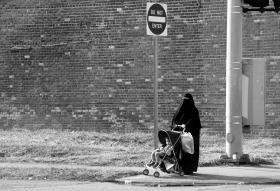 Muzułmanka na przejściu dla pieszych w Hamtramck