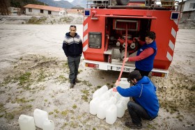 Cristian jest jedynym strażakiem w mieście. Codziennie dowozi mieszkańcom wodę pitną z odległego źródła, a w razie niebezpieczeństwa, ma przeprowadzić ich szybką ewakuację.