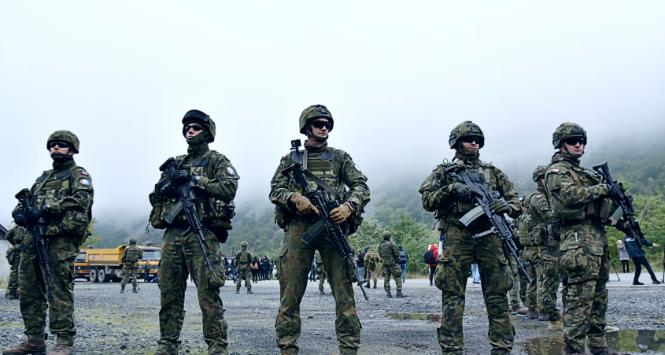 Patrol KFOR na granicy Kosowa i Serbii, październik 2021 r.