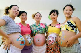 Młode chińskie mamy czekają na poród w szpitalu w Haikou.