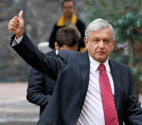 Andrés Manuel Lopéz Obrador zapowiada walkę z korupcją, pomoc dla biednych, darmowe leczenie dla wszystkich, inwestycje w szkoły.