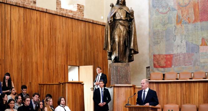 Kanclerz Niemiec Olaf Scholz na praskim uniwersytecie. 29 sierpnia 2022 r.