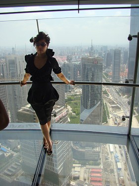 Z tarasu widokowego wieży telewizyjnej (468 m wysokości) na Szanghaj patrzą niekończące się wycieczki. Szklana podłoga budzi emocje