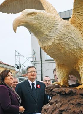 Obchody Dnia Flagi - prezydent Bronisław Komorowski z małżonką podziwiają orła z białej czekolady.
