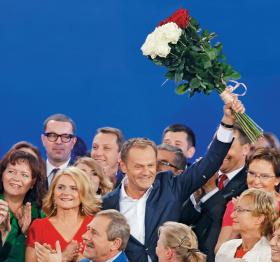 Zaskakujące wybory - Donald Tusk dojechał tuskobusem do zwycięstwa w wyborach z 10-proc. przewagą (39 proc.) nad Jarosławem Kaczyńskim. Jednocześnie władzę w resortach utrzymało ośmiu ministrów, a 11 musiało oddać teki następcom.