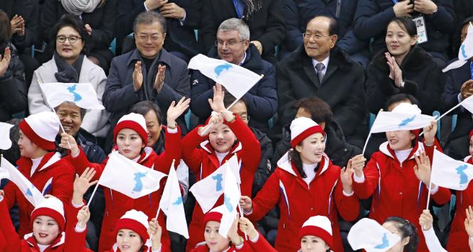 Prezydent Korei Południowej Moon Jae-in (drugi od lewej), przewodniczący MKOl Thomas Bach (w środku) i Kim Jo Dzong, siostra wodza Korei Północnej Kim Dzong Una (pierwsza z prawej), na meczu hokeja na lodzie kobiet pomiędzy Koreą i Szwajcarią podczas Zimowych Igrzysk Olimpijskich, Pjongczang, Korea Południowa, 10 lutego 2018 r.