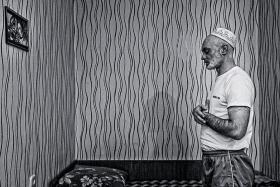 Czeczeński uchodźca w wynajętym mieszkaniu na obrzeżach Brześcia.