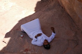 zbudował obóz w wąwozie Al Kashkasheh, na własnym kawałku pustyni