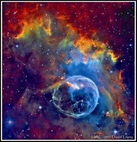 Mgławica Bańka wydmuchana w ośrodku międzygwiazdowym przez widoczną w jej wnętrzu gwiazdę.