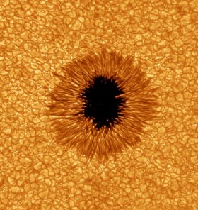 Najbardziej dokładne i najbardziej wyraźne zdjęcie plamy słonecznej, jakie kiedykolwiek udało się wykonać. Pochodzi z Big Bear Solar Observatory w Kalifornii. Plamy słoneczne to stuktury magnetyczne, których rozkład i wielkość wpływają na klimat ziemski.
