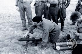 Członkowie Zgrupowania AK Kampinos podczas ćwiczeń z obsługi granatnika przeciwpancernego PIAT, 1944 r.