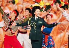 Peng Liyuan jest solistką zespołu pieśni i tańca Armii Ludowo-Wyzwoleńczej, na liście płac zaszeregowano ją jako dwugwiazdkowego generała.