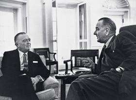 John Edgar Hoover z prezydentem Lyndonem Johnsonem, 1963/64 r.