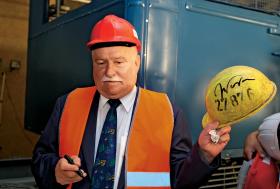 Lech Wałęsa będzie miał w ECS swoje biuro. Podczas wizyty na budowie podpisał klika oryginalnych kasków ze stoczni, które znajdą się na wystawie.