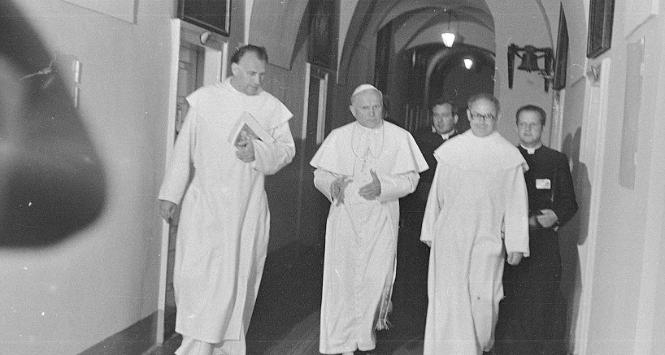 Jan Paweł II w klasztorze na Jasnej Górze, podczas pierwszej pielgrzymki do Polski, 1979 r.