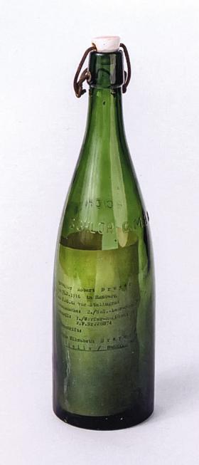 Butelka z informacją o Niemcu zabitym pod Stalingradem, znaleziona przez radzieckich żołnierzy.