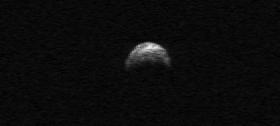 400-metrowa asteroida 2005 YU55, która 8 listopada tego roku przeleci w odległości 324 600 km od Ziemi, czyli bliżej niż dystans dzielący Ziemię od Księzyca.