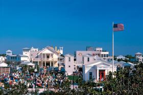 Seaside na Florydzie. Jego projektem ekscytowali się architekci i urbaniści z całego świata. Stało się także popularne wśród zwykłych ludzi za sprawą wykorzystania przestrzeni miasteczka w filmie „Truman Show”.