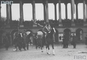 Jako drugie ze świąt narodowych obchodzono rocznicę odzyskania niepodległości w 1918 r. Józef Piłsudski (w dobrej formie) na „Kasztance” (w równie dobrej formie) na Placu Saskim. Warszawa , 11 listopada 1926 r.