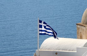 W 2011 r. agencje ratingowe obniżyły rating kredytowy Grecji do najniższego na świecie poziomu CCC.
W 2011 r. do Grecji popłynęły kolejne kredyty na sumę ponad 160 mld dolarów. Grecki rząd znów zgodził się na cięcia wydatków. Polityka zaciskania pasa zaczęła jednak odbijać się Grecji czkawką, powodując pogłębienie recesji i zmniejszenie wpływów do budżetu.