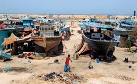 Z opuszczonego portu rybackiego w Trypolisie imigranci z Afryki zrobili tymczasowy dom.