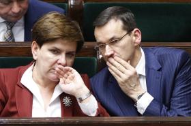 Premier od miesięcy traci wpływy w polityce gospodarczej na rzecz Morawieckiego, którego wspiera Kaczyński.