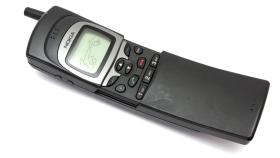 Nokia 8110 - popularny telefon z klapką, zwany bananem.