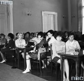Panie przy stołach słuchają  „ważkiego przemówienia” w „doniosłym dniu” 22 lipca – założycielskie święto Peerelu. Gdzieś w Polsce, 1967 r.