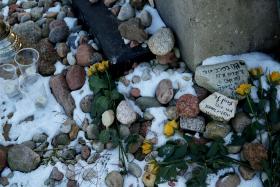 Kamienie pozostawione przez Żydów w miejscu kaźni ich współbraci.
