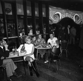 Gdy czas na zabawę, wiek nie ma znaczenia. Klub studencki Stodoła w siedzibie na ulicy Nowowiejskiej, 1972 r.