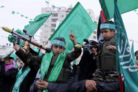 Choć Hamas i Fatah posługują się tym samym arabskim dialektem, to nie mówią wspólnym językiem. Na fot. wiec Hamasu w Gazie.