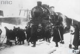 Tej zimy wyjątkowo wielu Polaków przedzierało się przez Karpaty do Rumunii i dalej do Francji. Także z Węgier masowo uciekali internowani polscy żołnierze. Na fot. Węgrzy odśnieżają stację kolejową, luty 1940 r.