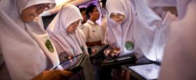 Indonezyjskie studentki przeżywają swój pierwszy raz z iPadem.