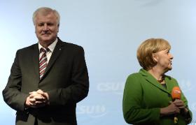 Merkel oddała Seehoferowi stanowisko ministra spraw wewnętrznych, do których kazał dopisać sobie jeszcze „budownictwa i Heimatu” dla podkreślenia, że chce rządzić „bliżej Niemców”.