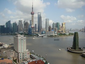 Wizytówka modernizacji. Widok na dzielnicę Pudong w Szanghaju, chiński Manhattan. Wieża telewizyjna w głębi. Szanghaj jest  przy tym drugim największym portem przeładunków kontenerowych na świecie, ale z grubsza w chińskiej rodzinie: tuż za Singapurem, a