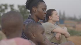„Ptaki śpiewają w Kigali” to opowieść o dwóch skonfliktowanych kobietach, którym udało się przeżyć.