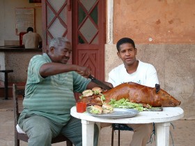 Nic już nie zostało z prawdziwej kuchni kubańskiej, w której królowały pieczone prosię i langusta. Zdjęcie wykonano w 2002 r.