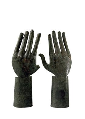 Brązowe okucia dłoni posągu znalezionego w grobowcu w Vulci (VII w. p.n.e.)