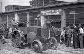 Przekazanie rolnictwu pierwszych 30 wyprodukowanych traktorów C-45