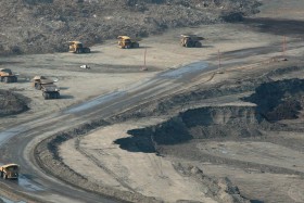 Członkowie Greenpeace ułożyli kiedyś na terenie kopalni wielki napis, widoczny z samolotu: „Piaski roponośne – zbrodnia wobec klimatu”.