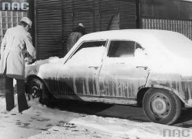 Wybierający się na bale sylwestrowe w 1978 r. ubierali się dosyć lekko. Noworoczny poranek powitał ich początkiem kolejnej wielkiej zimy: zasypanymi autami, zamarzniętymi chłodnicami i akumulatorami.
