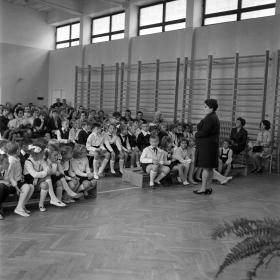 Żegnajcie wakacje, witaj szkoło. Akademia rozpoczynająca rok szkolny w jednej z warszawskich szkół podstawowych w 1970 r.