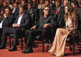 Ramzan Kadyrow z aktorami Jean-Claudem Van Dammem i Hilary Swank podczas obchodów z okazji 35 urodzin czeczeńskiego prezydenta.