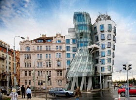 Tańczący Dom w Pradze. Projekt – Frank Gehry i Vlado Milunić.  Widać w nim sylwetki tańczącej pary.  Swego czasu Gehry wystąpił z propozycją zaprojektowania  budowli w Warszawie (Gehry ma polskie korzenie), ale władze Warszawy nie były zainteresowane.