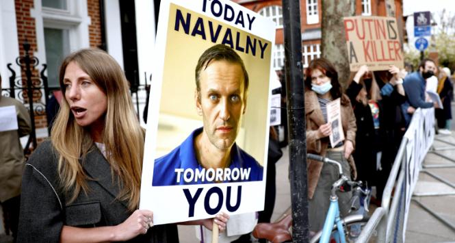 Protest solidarności z Aleksiejem Nawalnym przed ambasadą Rosji w Londynie, 21 kwietnia 2021 r.