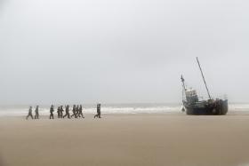 Jest w „Dunkierce” scena pełna bezradności i dramatu, gdy grupa żołnierzy ukrywa się we wnętrzu stojącego na plaży zardzewiałego kutra.